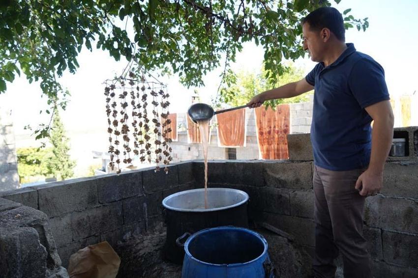 Kilis'te kışın vazgeçilmez lezzeti cevizli sucuk mesaisi başladı! Üzüm suyu, ceviz ve badem kullanılıyor enerjiyi tavan yaptırıyor