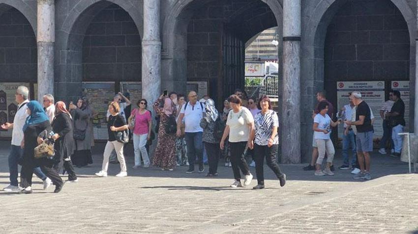 Diyarbakır Ulu Camii’nde erkek turistler etek giydi
