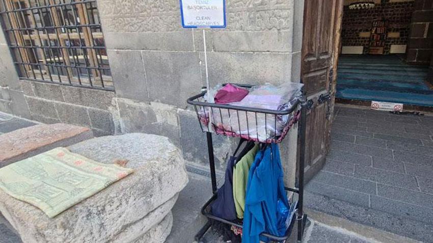 Diyarbakır Ulu Camii’nde erkek turistler etek giydi
