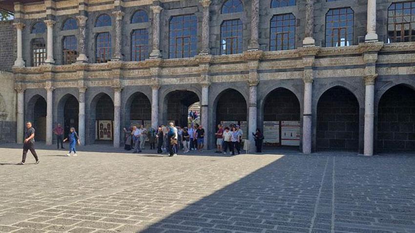 Diyarbakır Ulu Camii’nde erkek turistler etek giydi