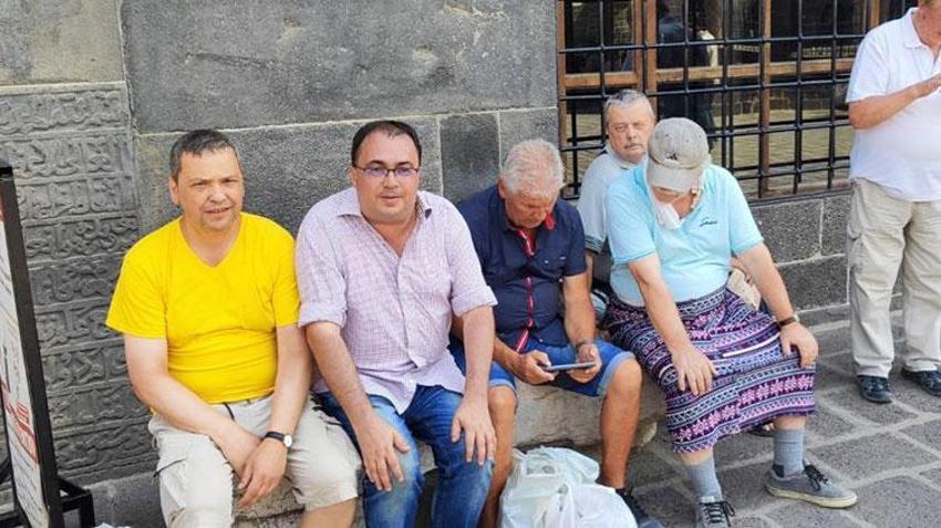 Diyarbakır Ulu Camii’nde erkek turistler etek giydi