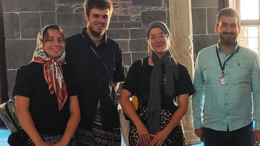 Diyarbakır Ulu Camii’nde erkek turistler etek giydi