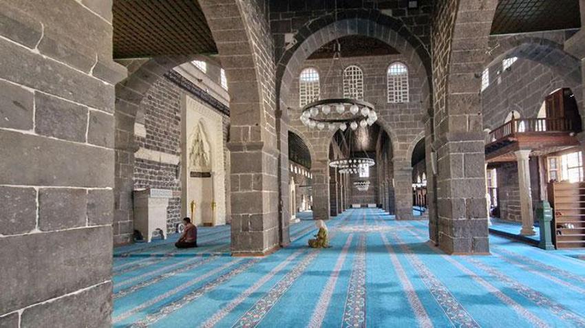Diyarbakır Ulu Camii’nde erkek turistler etek giydi