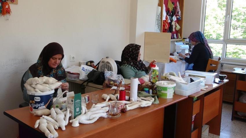 Yaptığı bez bebeklerle kültürel miras taşıyıcısı belgesi aldı!