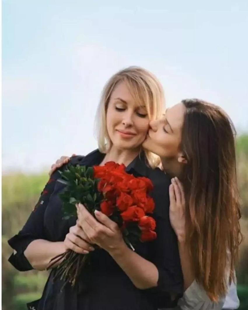 Alina Boz'un Rus annesini görenler gözlerine inanamadı!
