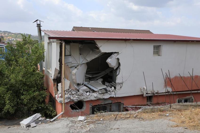 Çöp kamyonunun çarptığı evi ev sahibi kendi imkanlarıyla yaptıklarıyla yaptırdı