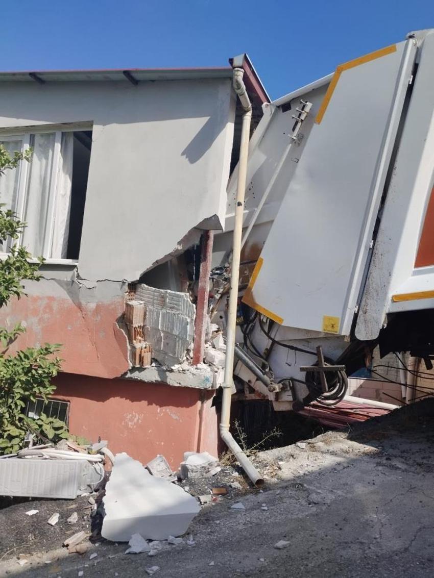 Çöp kamyonunun çarptığı evi ev sahibi kendi imkanlarıyla yaptıklarıyla yaptırdı