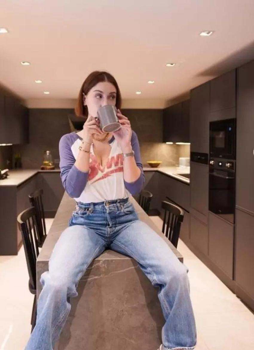 Verdiği kilolarla gündemdeydi! Hazal Kaya'nın gala tarzı yine olay oldu!