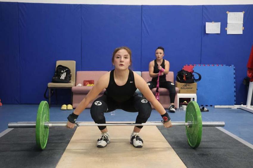 Konya'da Dünya şampiyonu ablasını örnek aldı, şimdilerde en ağır kiloları birlikte kaldırıyorlar