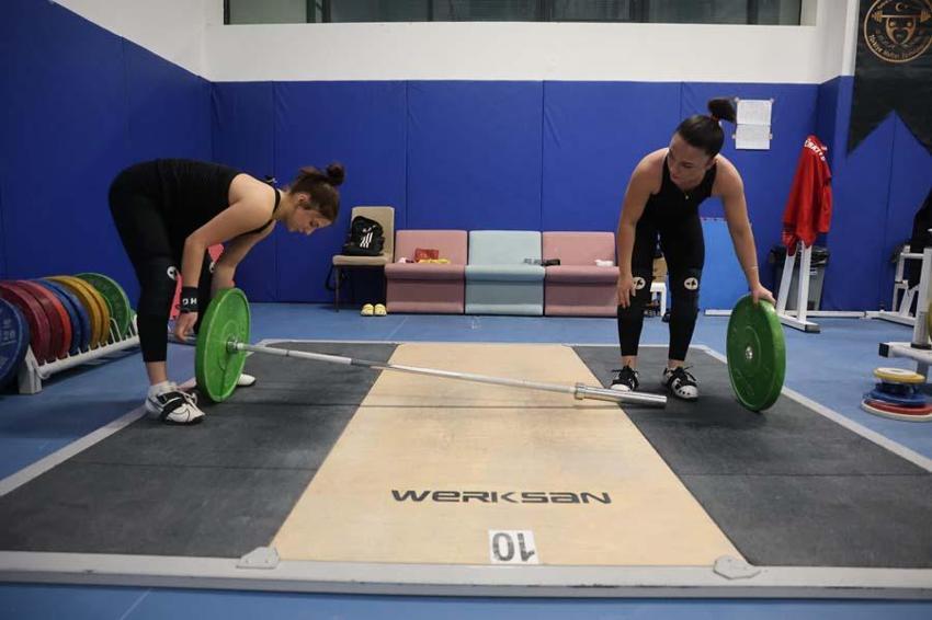 Konya'da Dünya şampiyonu ablasını örnek aldı, şimdilerde en ağır kiloları birlikte kaldırıyorlar