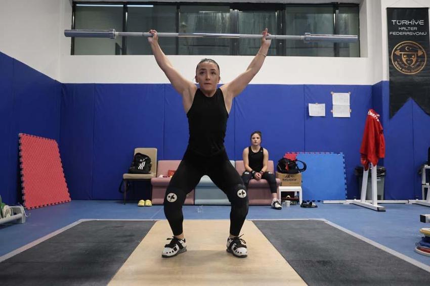 Konya'da Dünya şampiyonu ablasını örnek aldı, şimdilerde en ağır kiloları birlikte kaldırıyorlar