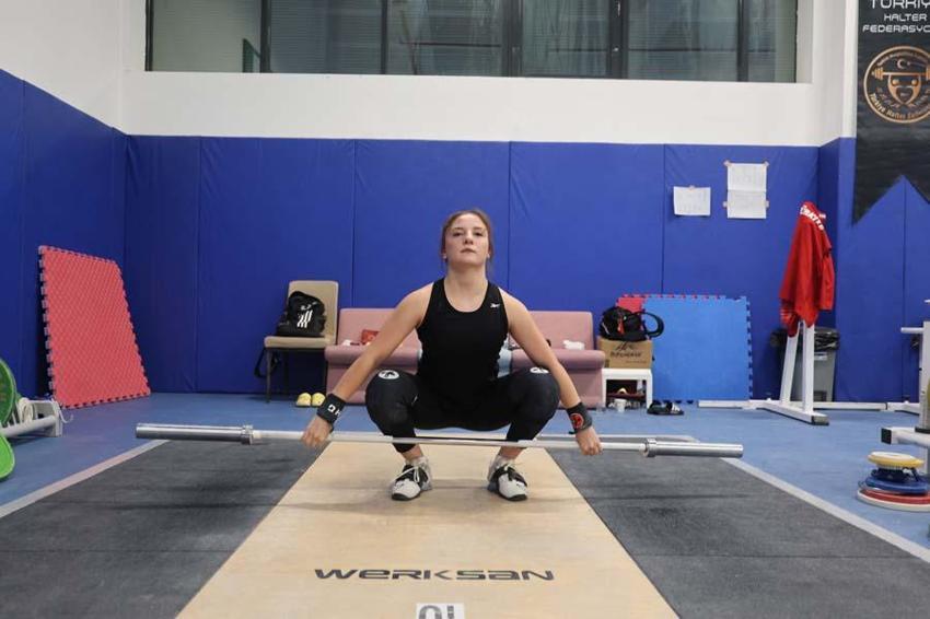 Konya'da Dünya şampiyonu ablasını örnek aldı, şimdilerde en ağır kiloları birlikte kaldırıyorlar