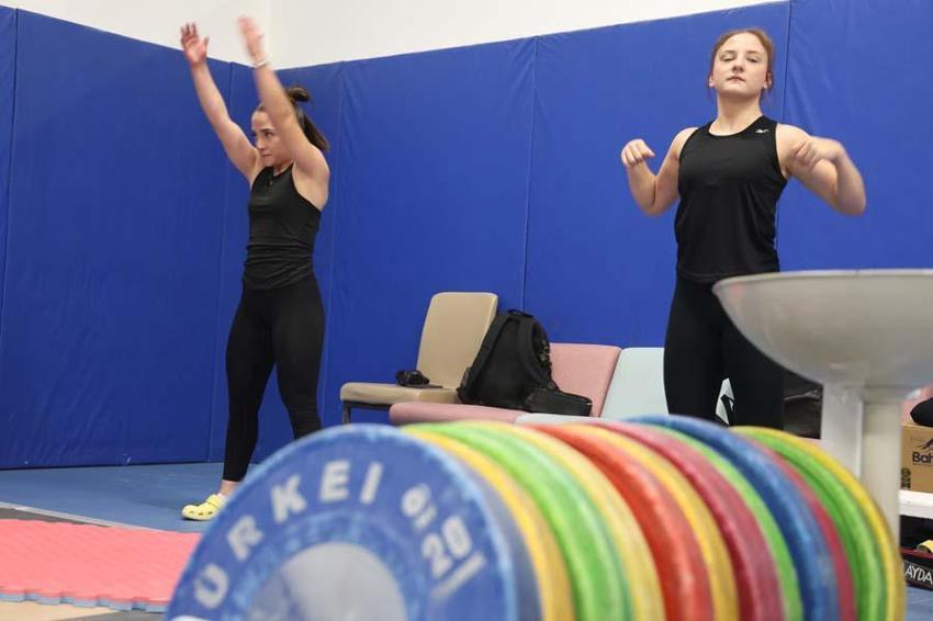 Konya'da Dünya şampiyonu ablasını örnek aldı, şimdilerde en ağır kiloları birlikte kaldırıyorlar