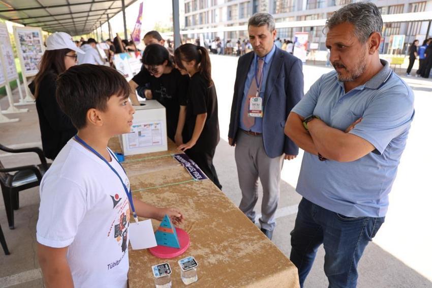 Diyarbakırlı kız kardeşler F22 maket uçağı yaptı