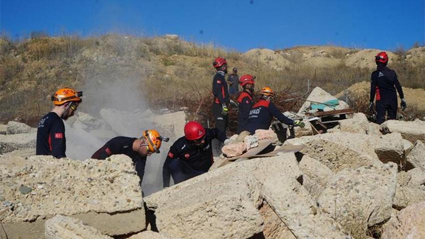 Bayburt'ta yapılan 5.8'lik deprem tatbikatı gerçeği aratmadı! 37 saniye sonra mucize kurtuluş 