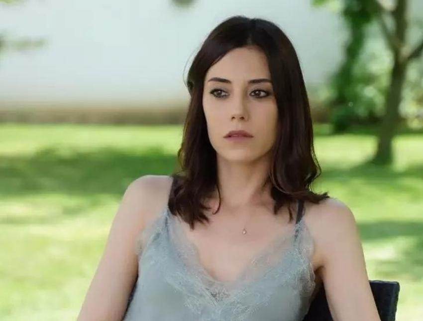 Cansu Dere'nin yeni partneri belli oldu! Yakışıklı oyuncuyla başrolü paylaşacak