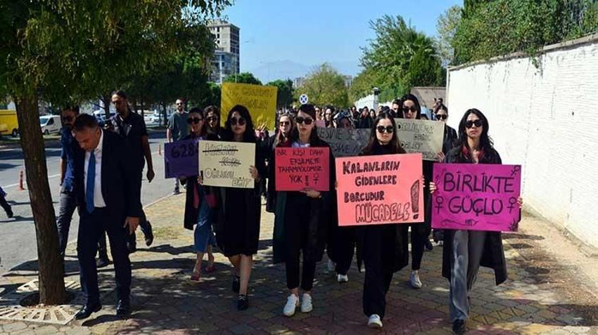 Kahramanmaraş'ta adliyenin önünde eşini bıçaklayan koca tutuklandı, avukatlar saldırıyı kınadı