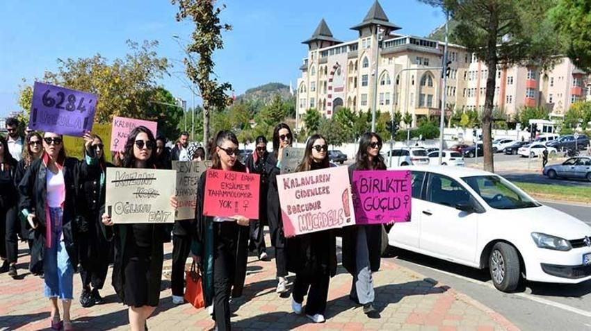 Kahramanmaraş'ta adliyenin önünde eşini bıçaklayan koca tutuklandı, avukatlar saldırıyı kınadı