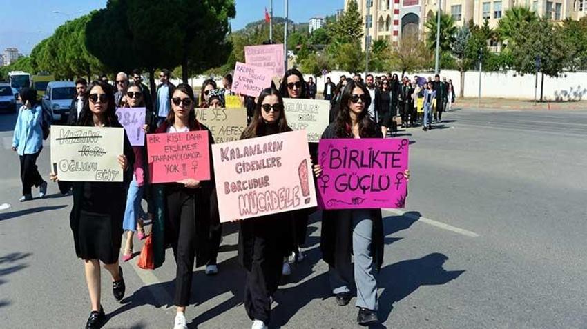 Kahramanmaraş'ta adliyenin önünde eşini bıçaklayan koca tutuklandı, avukatlar saldırıyı kınadı