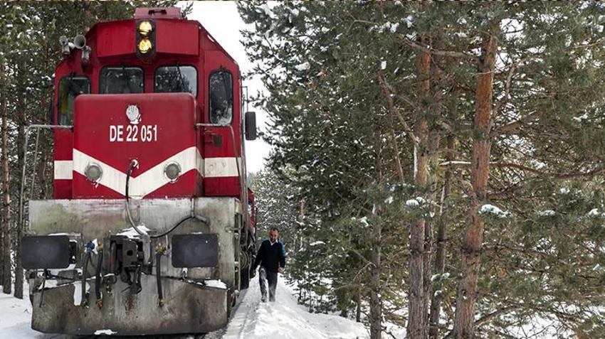 Sivaslı demir yolu çalışanının fotoğrafları uluslararası yarışmada oylanıyor