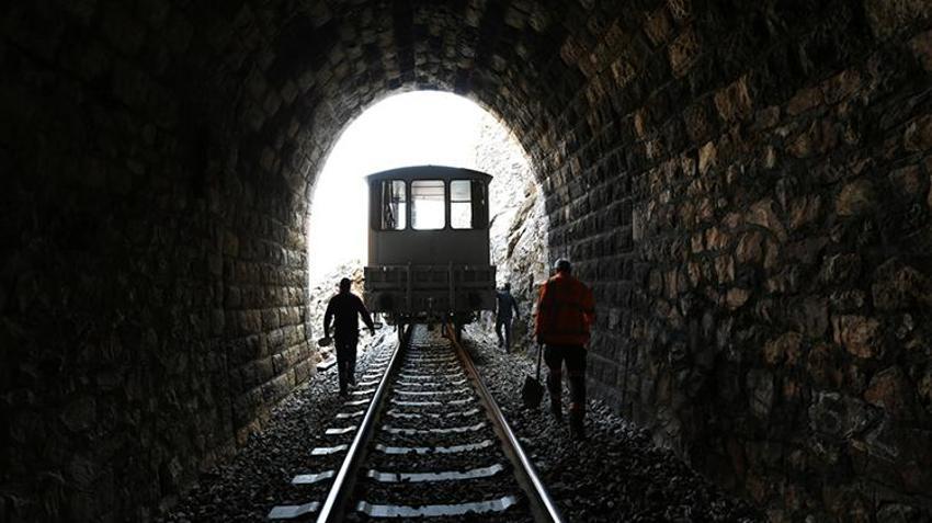 Sivaslı demir yolu çalışanının fotoğrafları uluslararası yarışmada oylanıyor