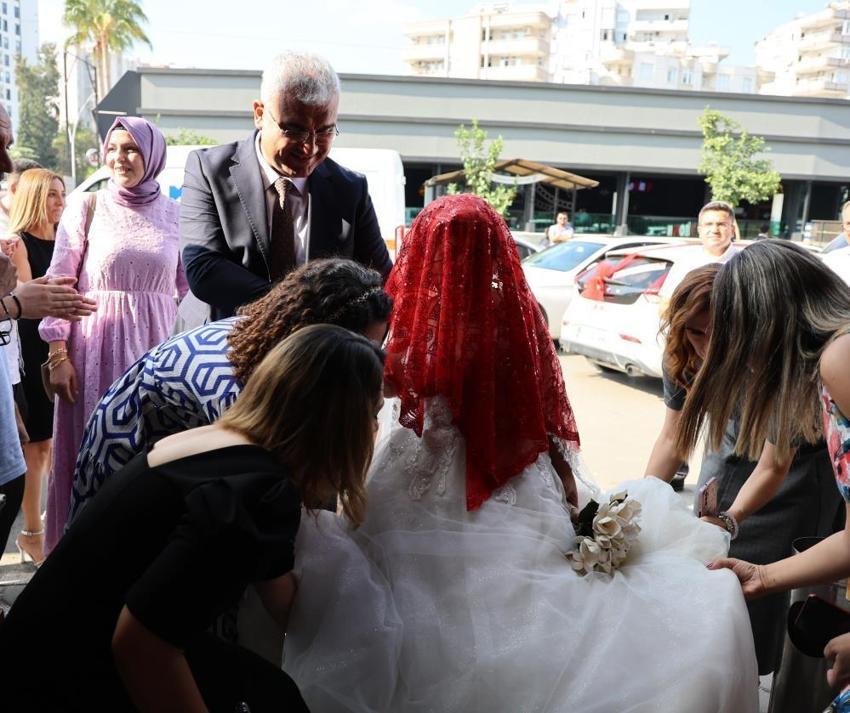 Gelinlik giyme hayali 83 yaşında gerçeğe dönüştü: Platonik aşkına kavuşamadı, damatsız düğün yaptı