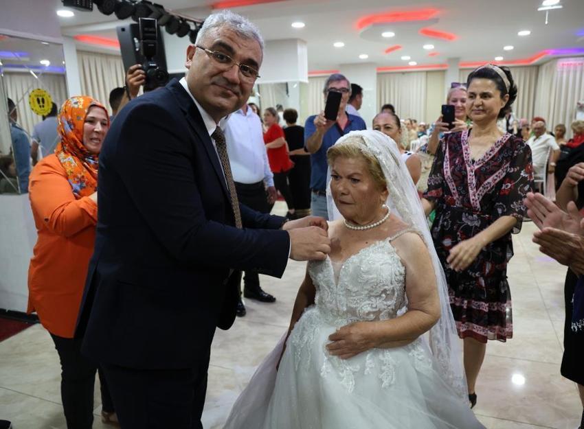 Gelinlik giyme hayali 83 yaşında gerçeğe dönüştü: Platonik aşkına kavuşamadı, damatsız düğün yaptı