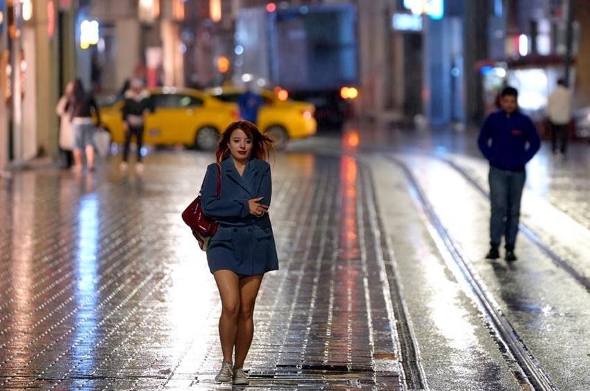 İstanbul'un yanı başında lapa lapa kar yağışı başladı! MGM'den yeni uyarı geldi, kar yağışı dalga dalga yayılacak
