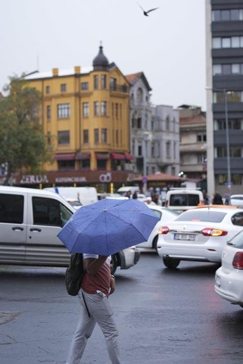 İstanbul'un yanı başında lapa lapa kar yağışı başladı! MGM'den yeni uyarı geldi, kar yağışı dalga dalga yayılacak