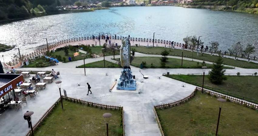 Uzun Göl'ün simgesi kırmızı benekli alabalığın heykeli dikildi