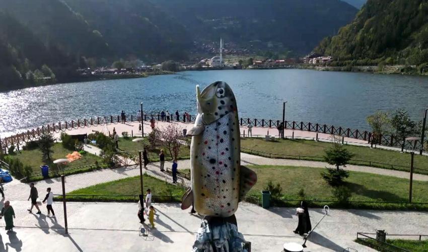 Uzun Göl'ün simgesi kırmızı benekli alabalığın heykeli dikildi