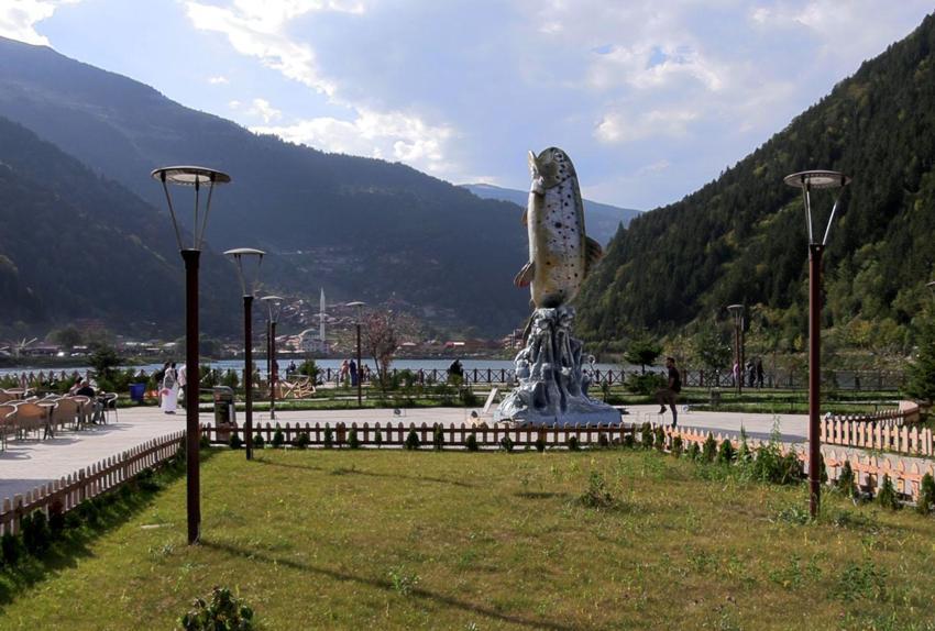 Uzun Göl'ün simgesi kırmızı benekli alabalığın heykeli dikildi