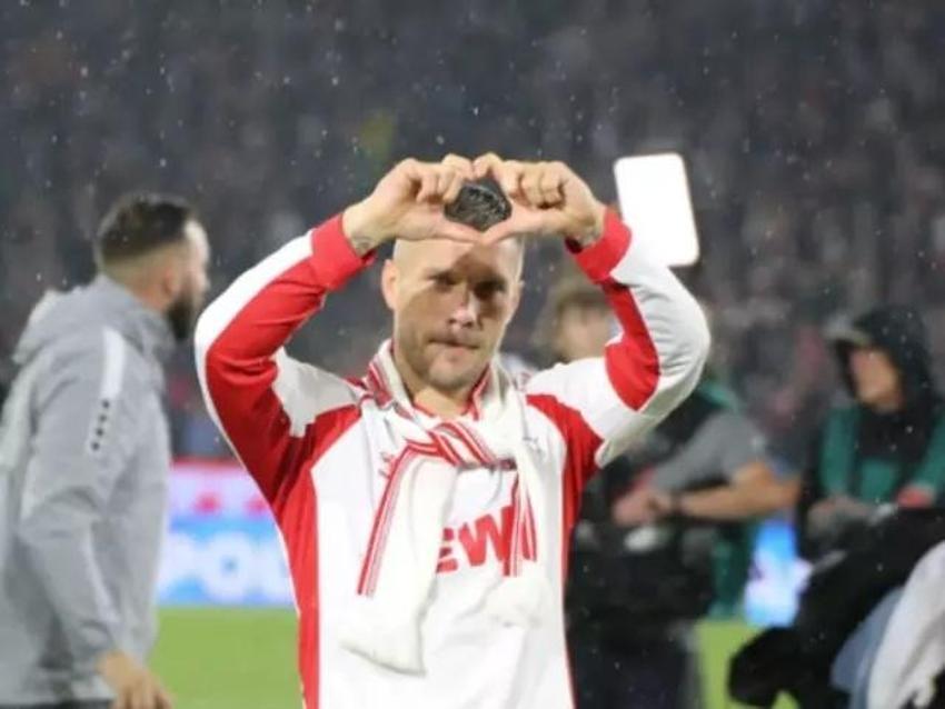 Podolski son maçına çıktı, hüngür hüngür ağladı