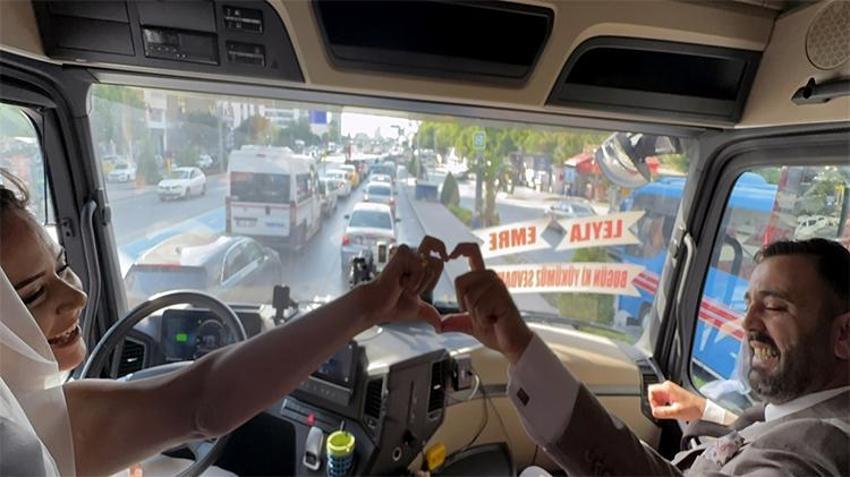 Dünyaevine giren TIR şoförü çiftten, ekmek teknelerinin önünde dans! 'Bugünkü yükümüz sevdamız'