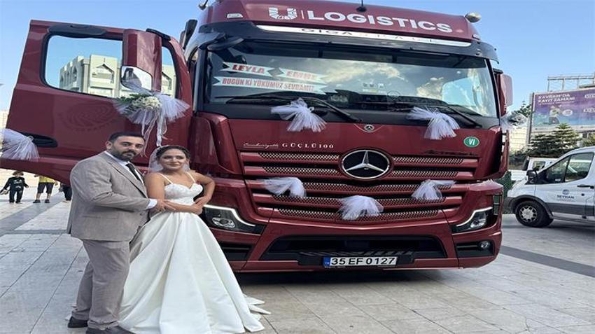Dünyaevine giren TIR şoförü çiftten, ekmek teknelerinin önünde dans! 'Bugünkü yükümüz sevdamız'