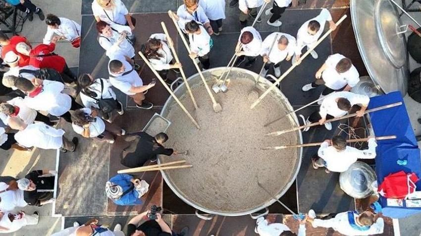 Kuşadası Sokak Festivali finali ile dikkat çekti! Dev kazanda 5 bin kişilik rekor denemesi