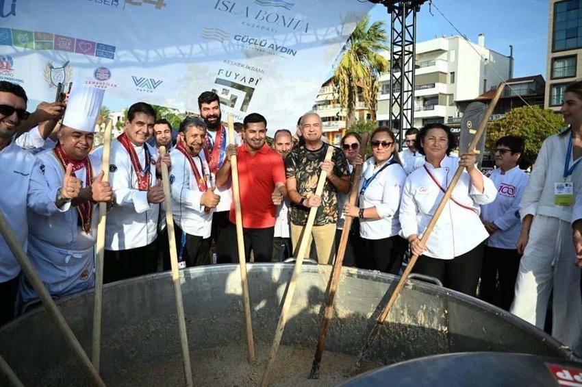 Kuşadası Sokak Festivali finali ile dikkat çekti! Dev kazanda 5 bin kişilik rekor denemesi