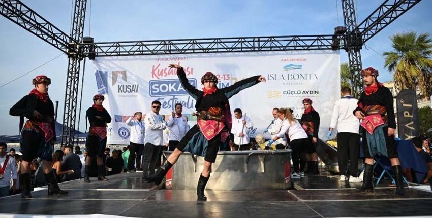 Kuşadası Sokak Festivali finali ile dikkat çekti! Dev kazanda 5 bin kişilik rekor denemesi