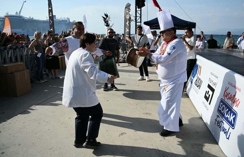 Kuşadası Sokak Festivali finali ile dikkat çekti! Dev kazanda 5 bin kişilik rekor denemesi