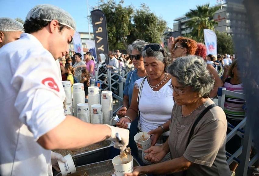 Kuşadası Sokak Festivali finali ile dikkat çekti! Dev kazanda 5 bin kişilik rekor denemesi