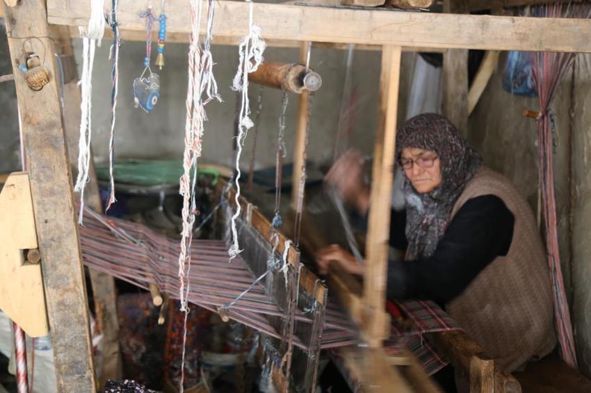 Atadan miras asırlık dokuma tezgahıyla kumaş dokumaya devam ediyor