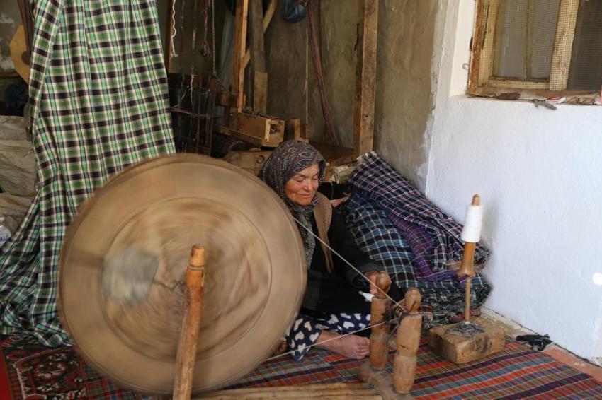 Atadan miras asırlık dokuma tezgahıyla kumaş dokumaya devam ediyor