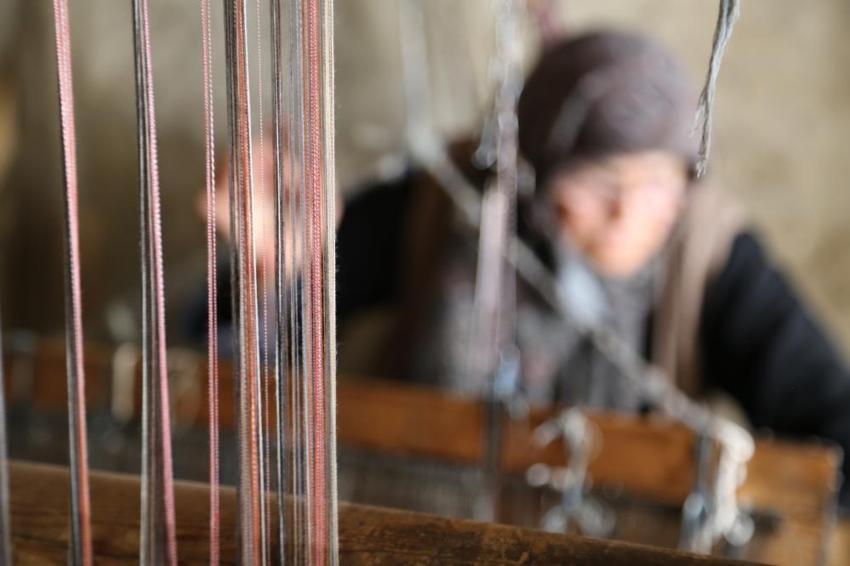 Atadan miras asırlık dokuma tezgahıyla kumaş dokumaya devam ediyor