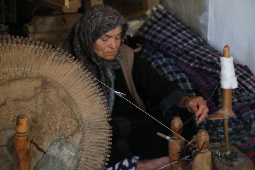 Atadan miras asırlık dokuma tezgahıyla kumaş dokumaya devam ediyor