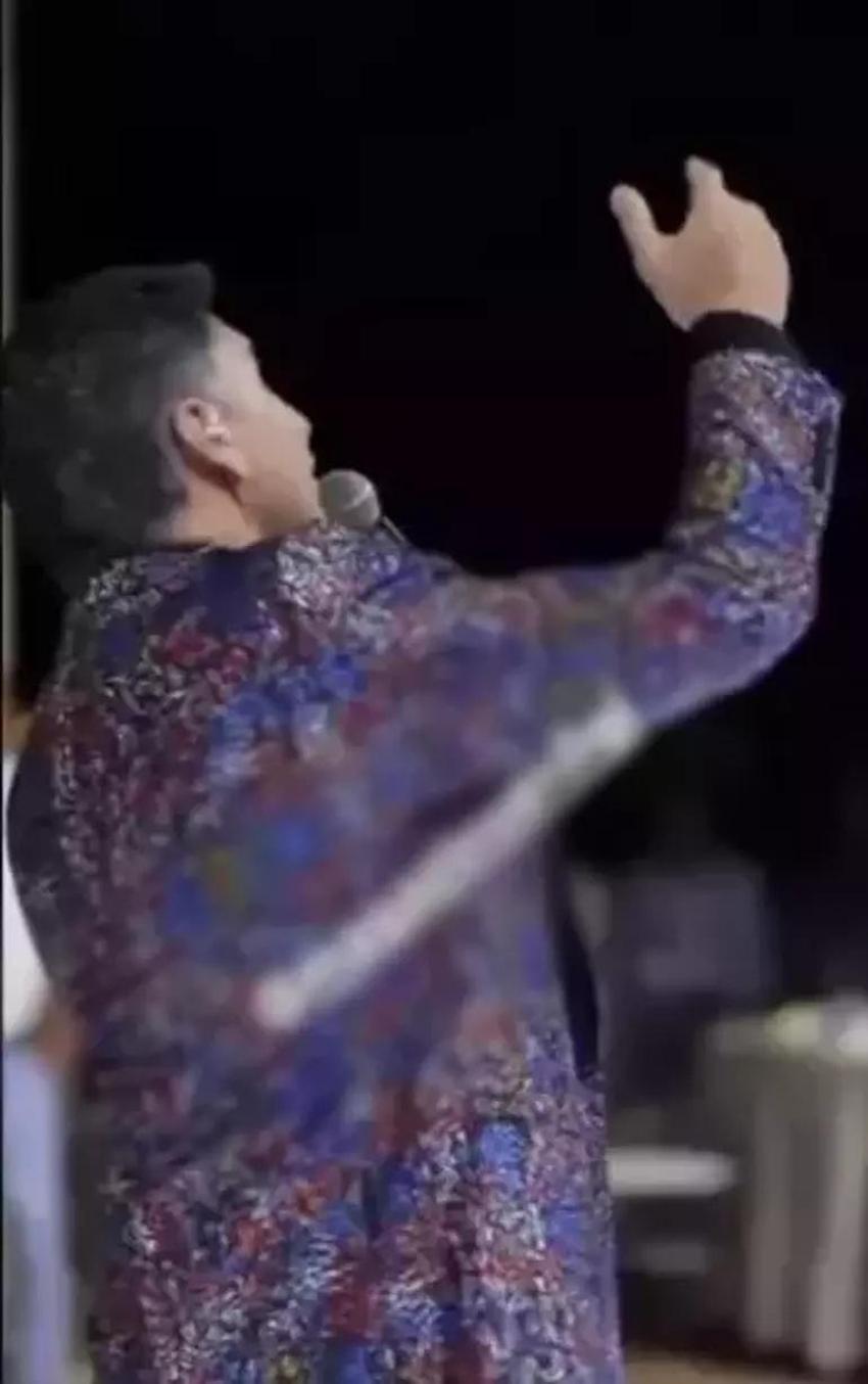 İzzet Yıldızhan az daha yanıyordu! Sahnede zor anlar..