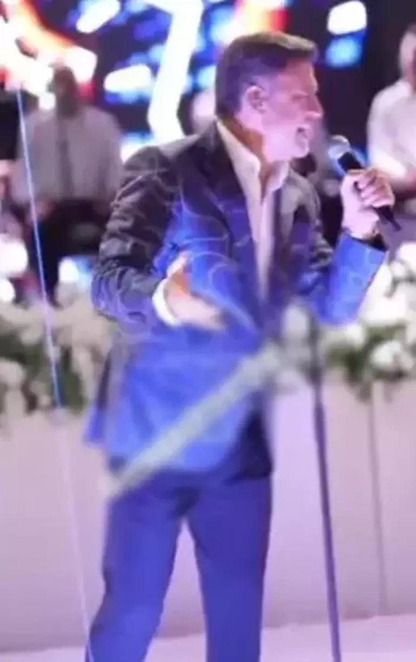 İzzet Yıldızhan az daha yanıyordu! Sahnede zor anlar..
