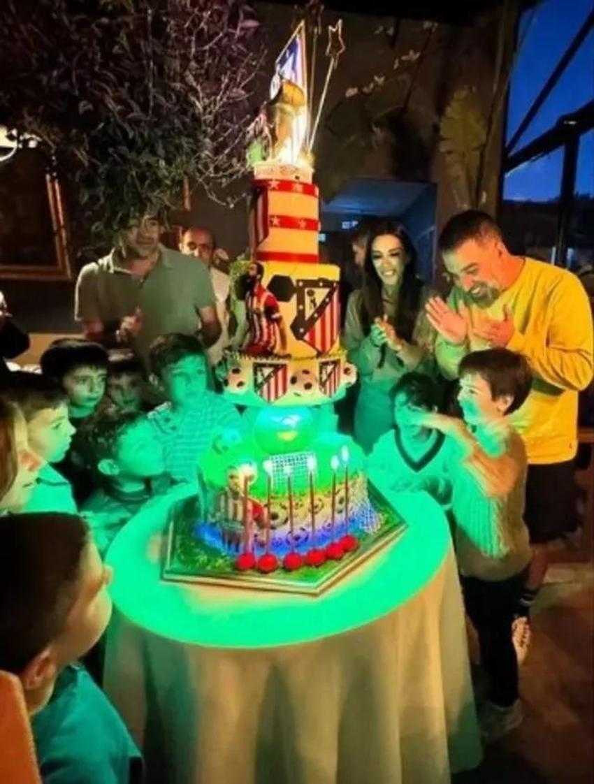Arda Turan ve Aslıhan Doğan oğullarının doğum gününü kutladı! Devasa pasta dikkat çekti