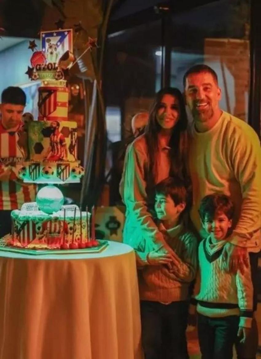 Arda Turan ve Aslıhan Doğan oğullarının doğum gününü kutladı! Devasa pasta dikkat çekti