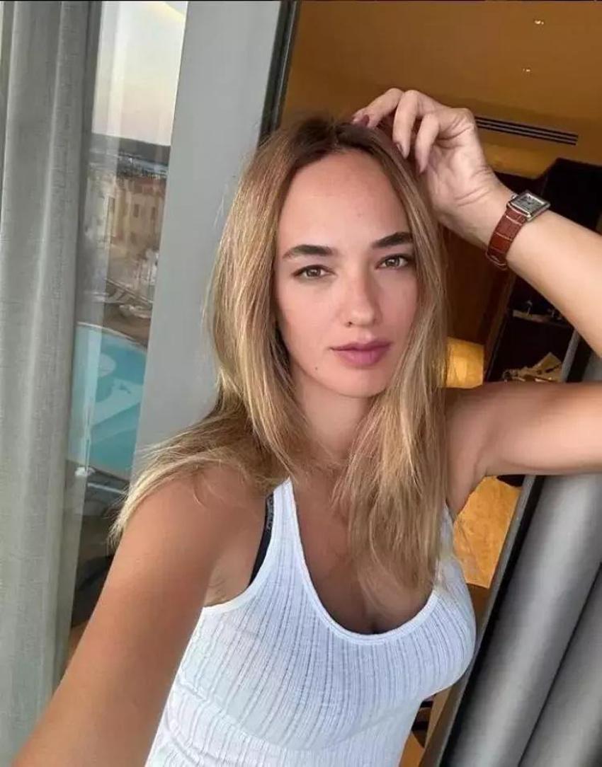 Seda Bakan deri elbisesi ile galaya damga vurdu! Poz verirken müsaade istedi!