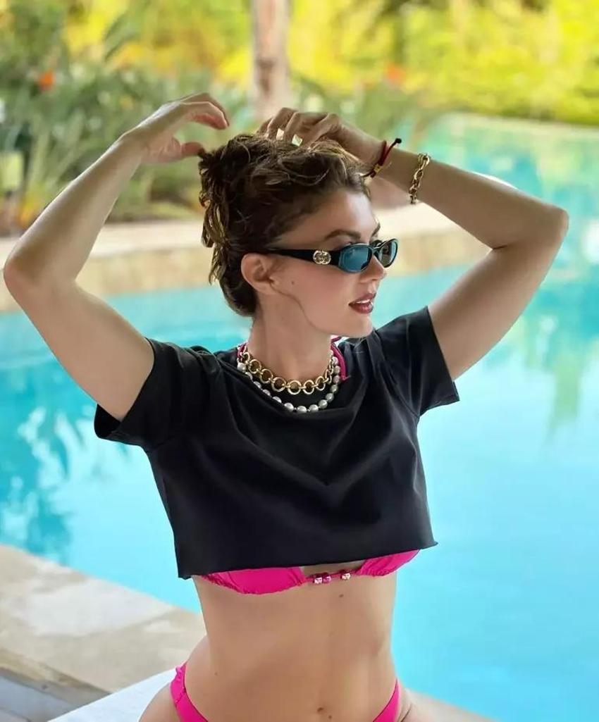 Burcu Özberk bu kez havuz başında uzandı!